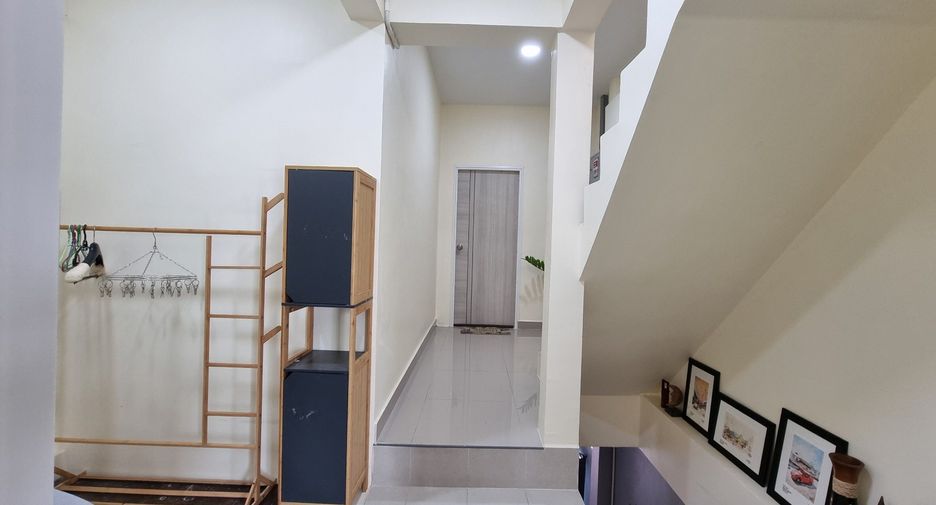 Casa adosada en venta de 3 habitaciones en Huai Khwang, Bangkok