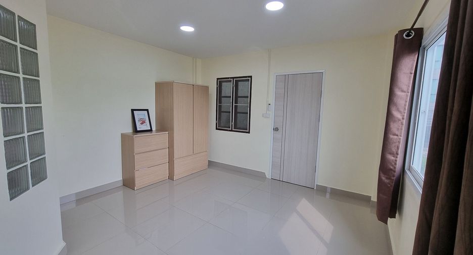 Casa adosada en venta de 3 habitaciones en Huai Khwang, Bangkok