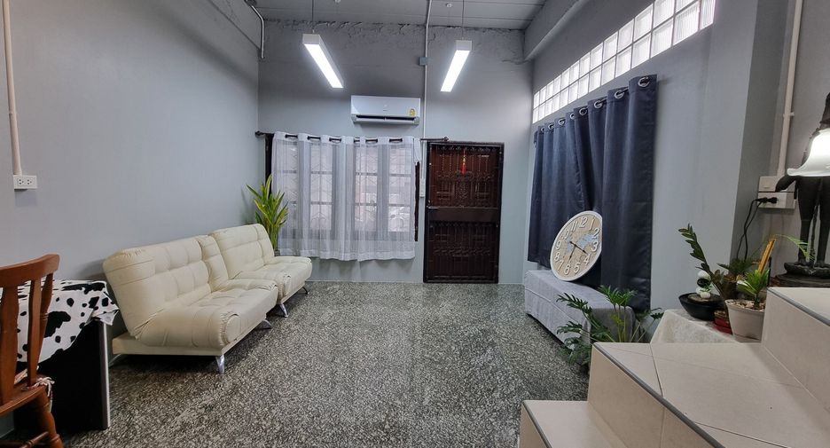 Casa adosada en venta de 3 habitaciones en Huai Khwang, Bangkok