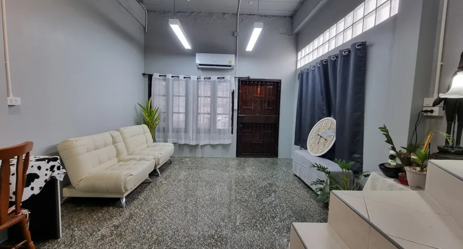 出售 3 卧室 联排别墅 在 Huai Khwang, 曼谷