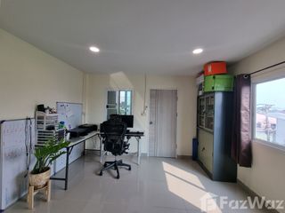 For sale 3 bedrooms townhouse in Huai Khwang, Bangkok