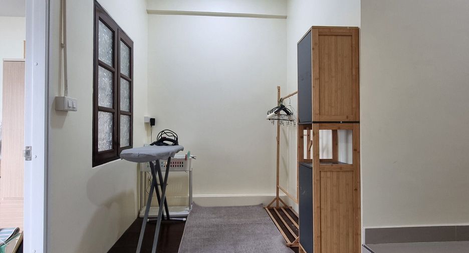 Casa adosada en venta de 3 habitaciones en Huai Khwang, Bangkok