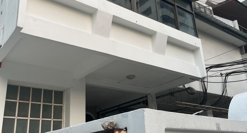 For sale 4 bedrooms house in Khlong Toei, Bangkok