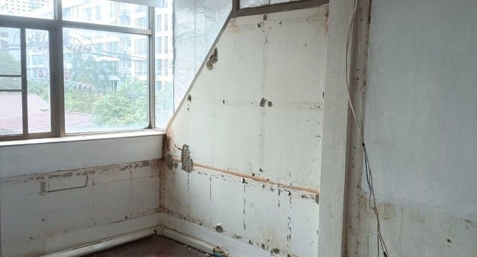 For sale 4 bedrooms house in Khlong Toei, Bangkok