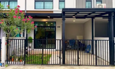 Casa adosada en venta de 3 habitaciones en Lat Lum Kaeo, Pathum Thani