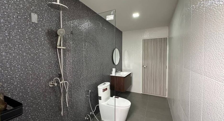 Casa adosada en venta de 4 habitaciones en Bang Lamung, Chonburi