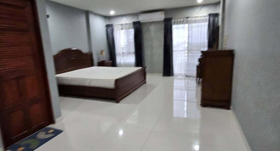 For sale 4 bedrooms townhouse in Bang Lamung, Chonburi