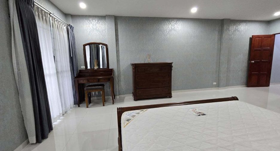 For sale 4 bedrooms townhouse in Bang Lamung, Chonburi