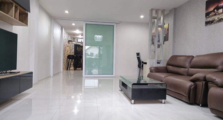 For sale 4 bedrooms townhouse in Bang Lamung, Chonburi