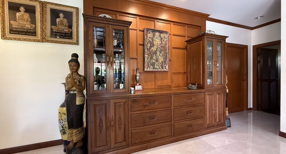For sale 4 bedrooms house in Huay Yai, Pattaya