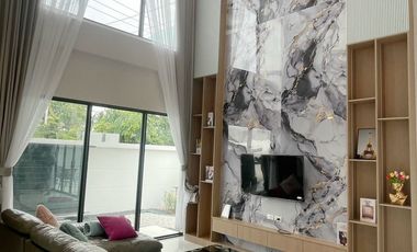 À vendre et à louer 6 chambres villa à Bang Lamung, Chonburi