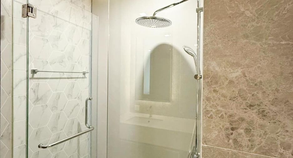 For sale 3 bedrooms condo in Khlong Toei, Bangkok
