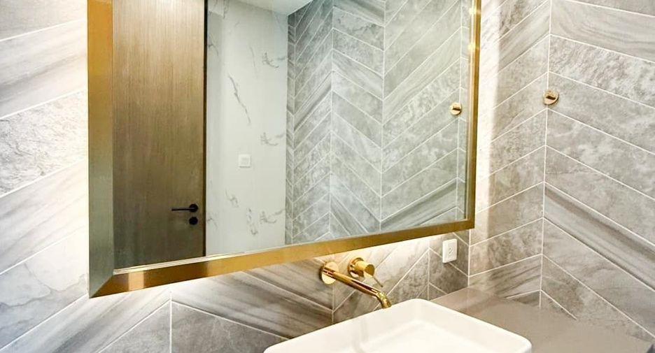 For sale 3 bedrooms condo in Khlong Toei, Bangkok