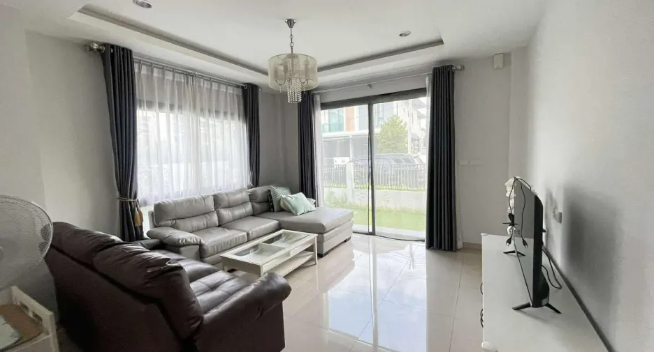 Casa en alquiler de 3 habitaciones en Bang Lamung, Chonburi