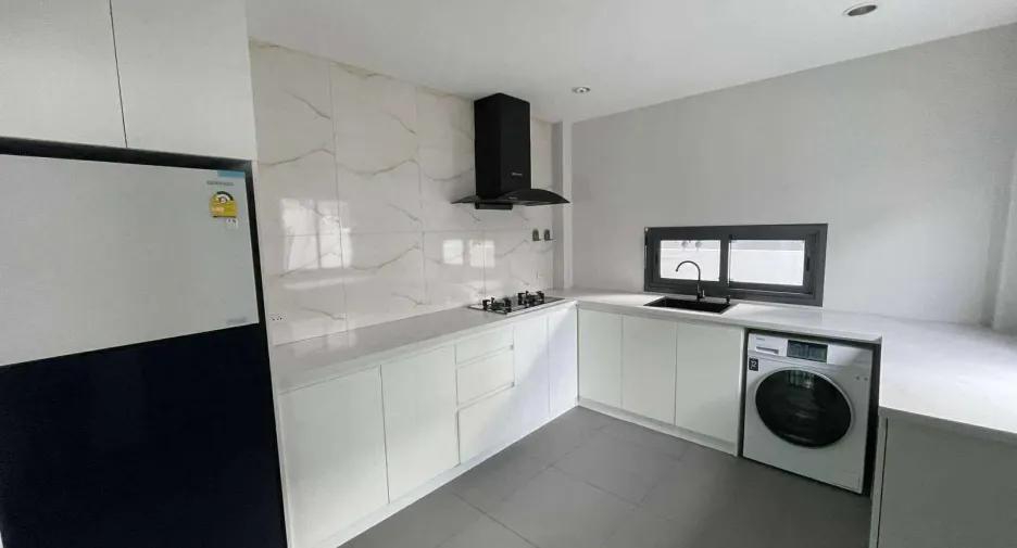 Casa en alquiler de 3 habitaciones en Bang Lamung, Chonburi