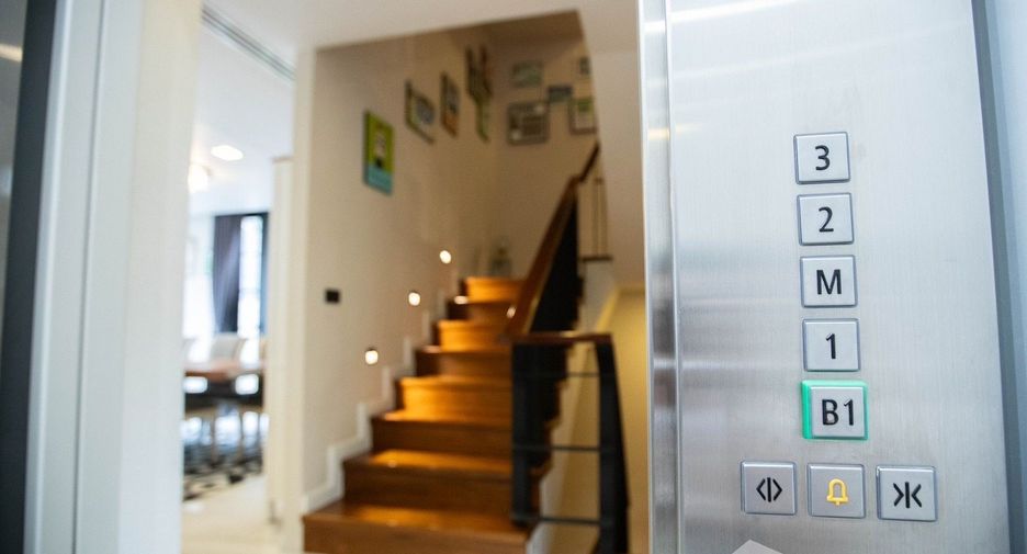 For sale 4 bedrooms house in Watthana, Bangkok