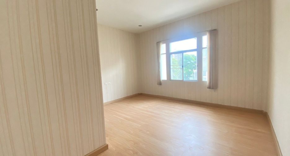 For sale 4 bedrooms townhouse in Bang Khun Thian, Bangkok