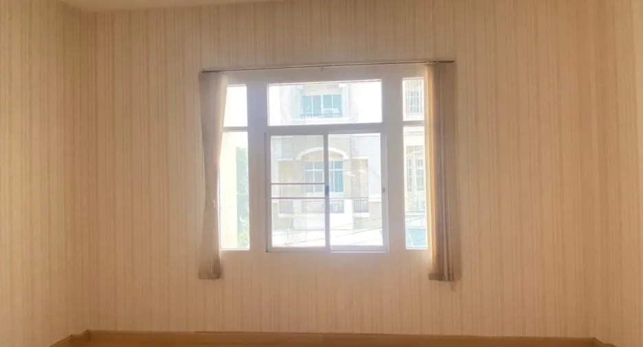 For sale 4 bedrooms townhouse in Bang Khun Thian, Bangkok