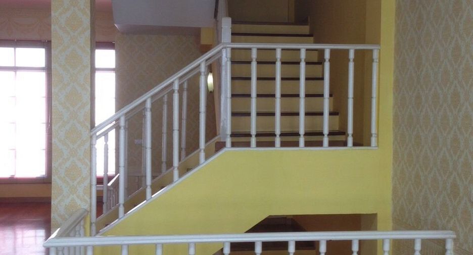 For sale 4 bedrooms townhouse in Wang Thonglang, Bangkok