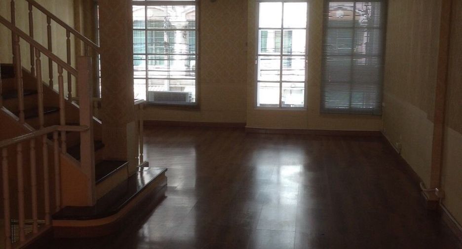 For sale 4 bedrooms townhouse in Wang Thonglang, Bangkok