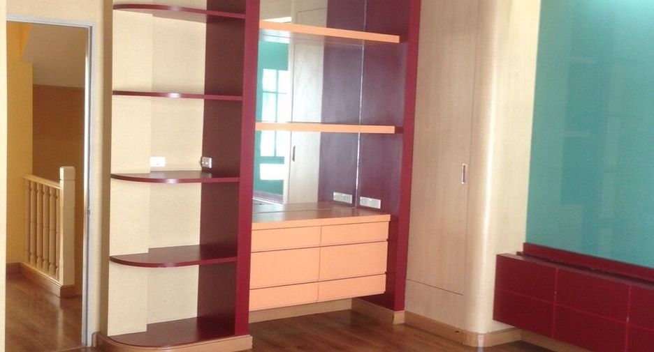 For sale 4 bedrooms townhouse in Wang Thonglang, Bangkok