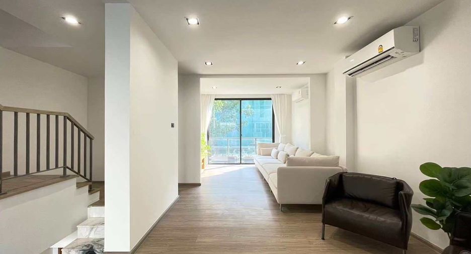 For sale 3 bedrooms townhouse in Wang Thonglang, Bangkok