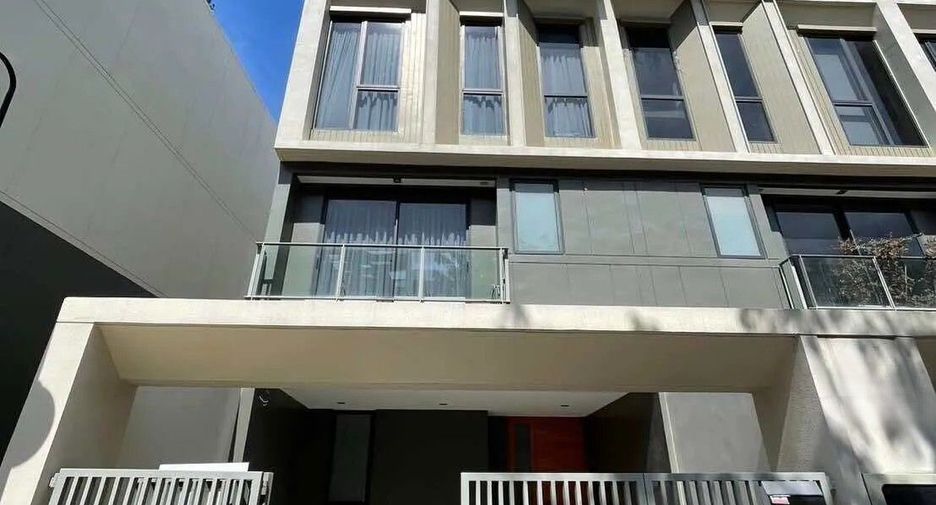 For sale 3 bedrooms townhouse in Wang Thonglang, Bangkok