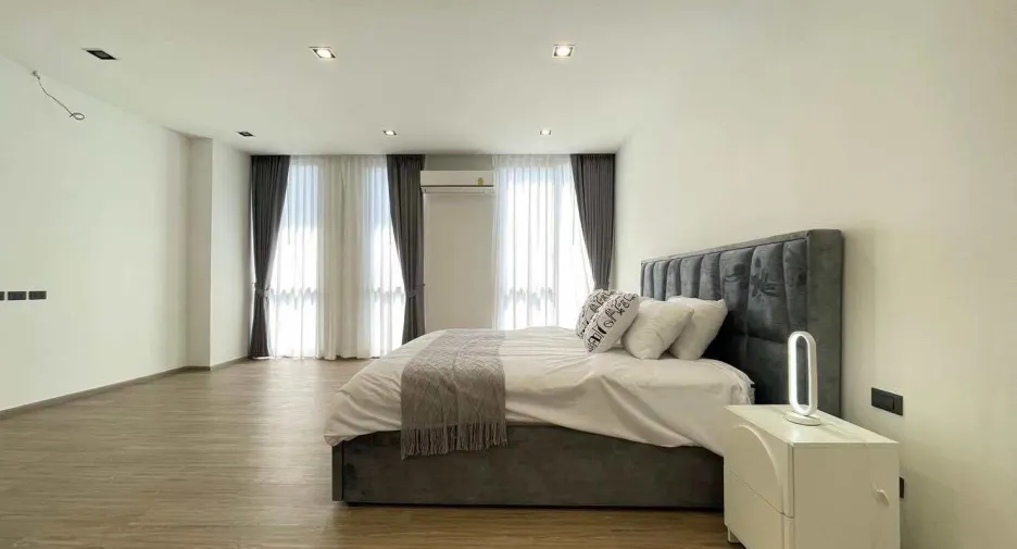 For sale 3 bedrooms townhouse in Wang Thonglang, Bangkok