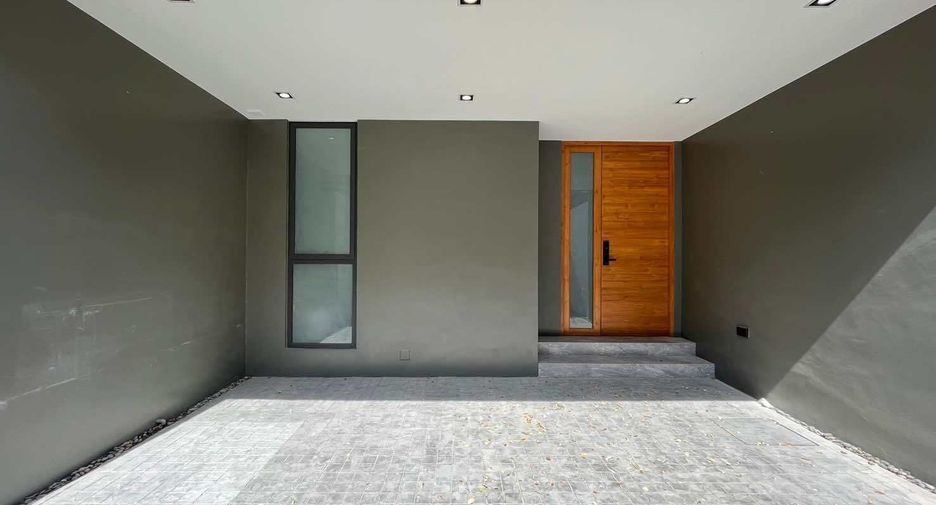 For sale 3 bedrooms townhouse in Wang Thonglang, Bangkok