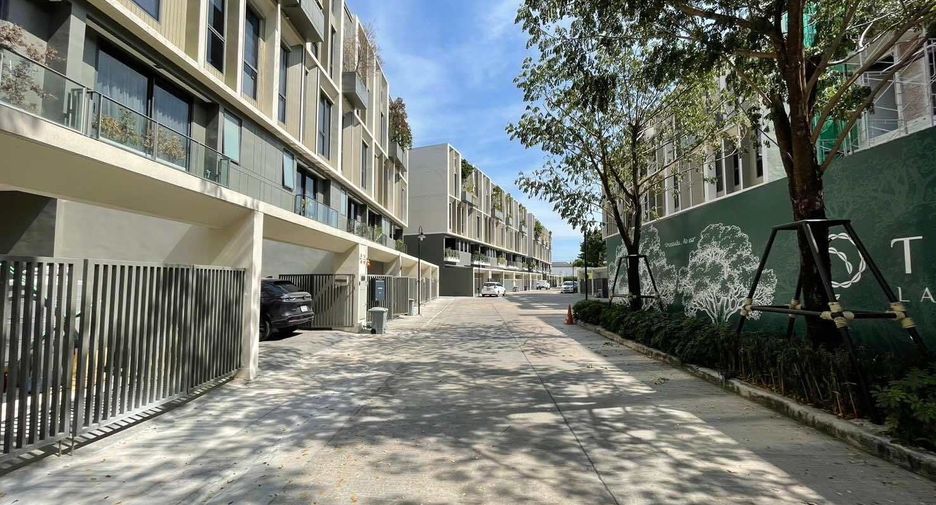 For sale 3 bedrooms townhouse in Wang Thonglang, Bangkok