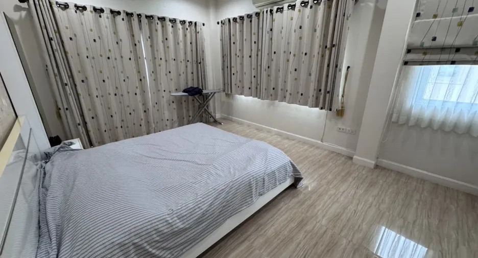 For sale 3 bedrooms house in Mueang Lop Buri, Lopburi