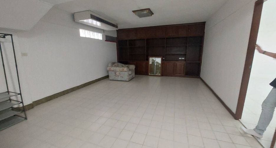 À vendre et à louer 5 chambres maison à Watthana, Bangkok