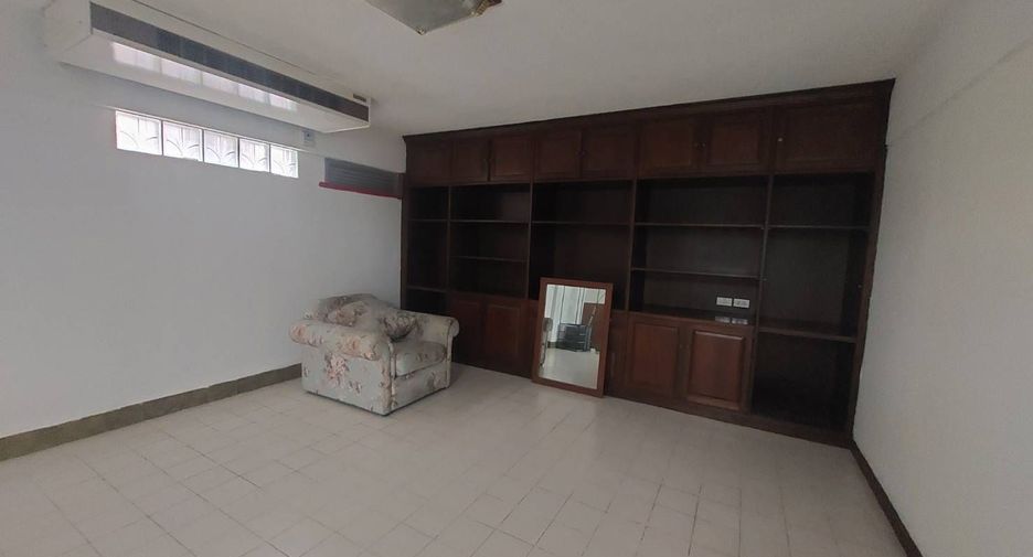 À vendre et à louer 5 chambres maison à Watthana, Bangkok