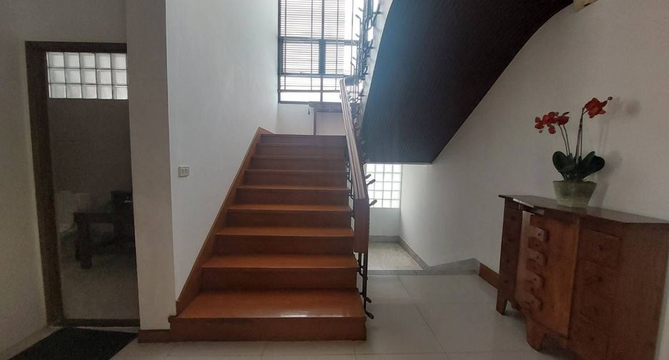 À vendre et à louer 5 chambres maison à Watthana, Bangkok