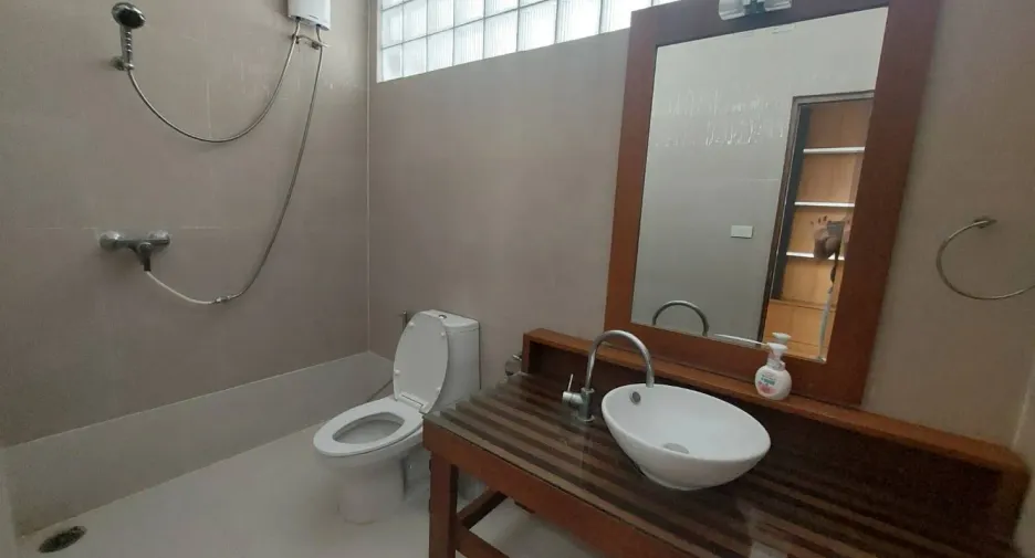 À vendre et à louer 5 chambres maison à Watthana, Bangkok