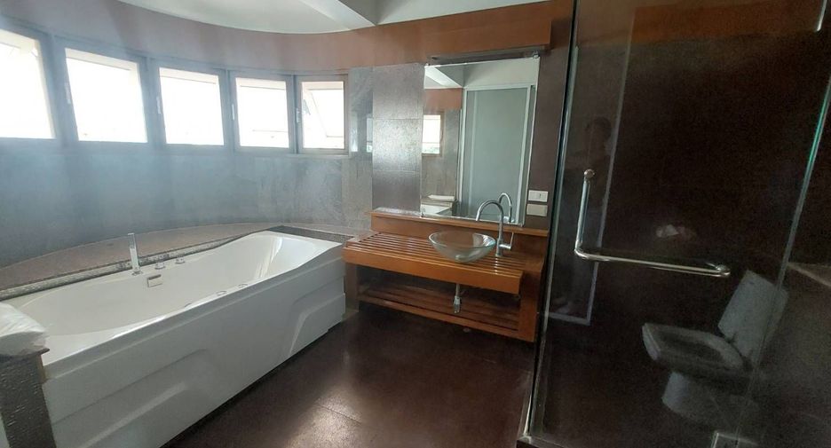 À vendre et à louer 5 chambres maison à Watthana, Bangkok
