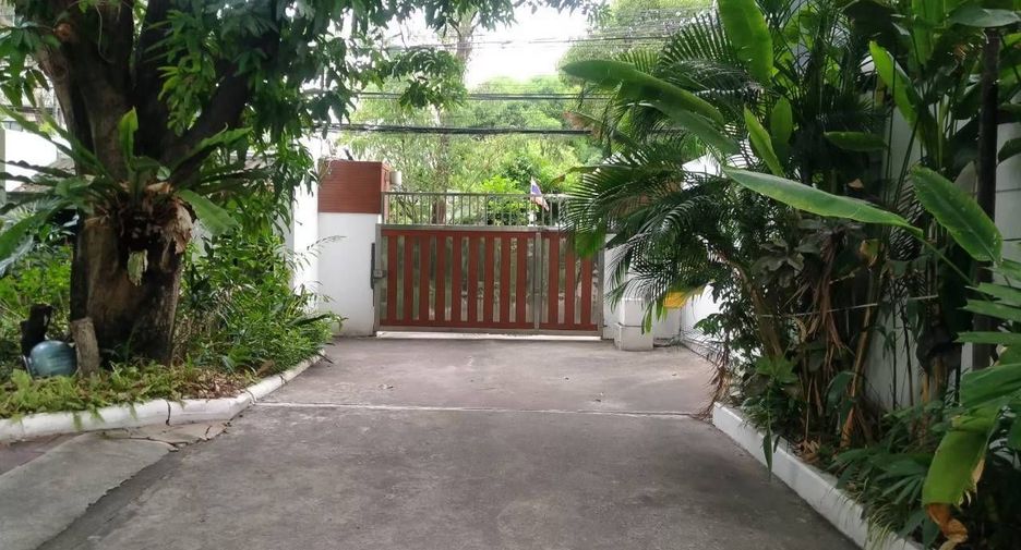 À vendre et à louer 5 chambres maison à Watthana, Bangkok