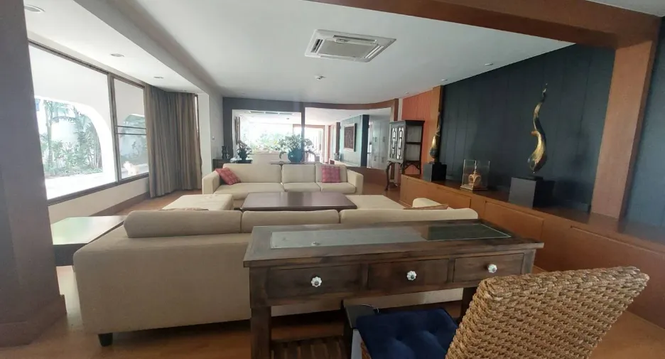 À vendre et à louer 5 chambres maison à Watthana, Bangkok