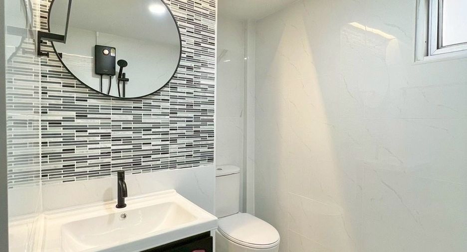 For sale 2 bedrooms condo in Din Daeng, Bangkok
