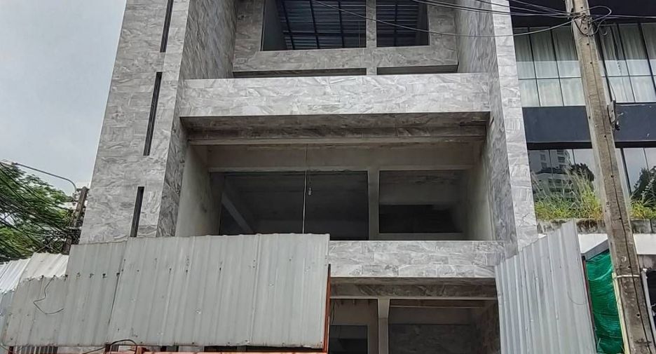 For sale and for rent 3 bedrooms townhouse in Watthana, Bangkok