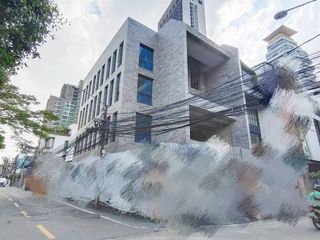 Casa adosada en venta y en alquiler de 3 habitaciones en Watthana, Bangkok