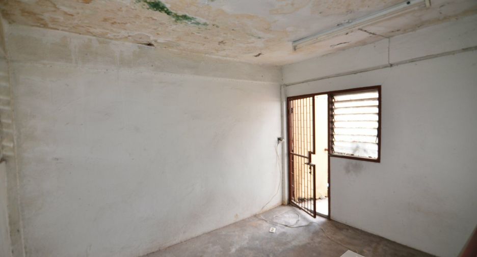 For sale 4 bedrooms townhouse in Bang Rak, Bangkok