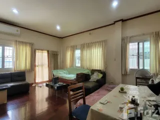 For sale 3 bedrooms house in Khlong Toei, Bangkok