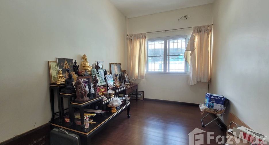 For sale 3 bedrooms house in Khlong Toei, Bangkok