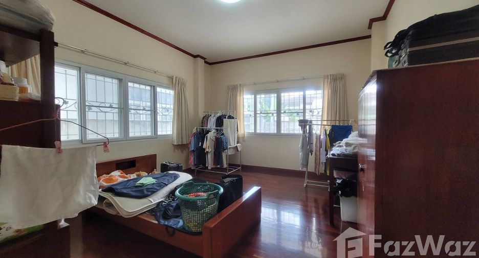 For sale 3 bedrooms house in Khlong Toei, Bangkok