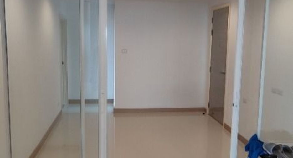 Condo en venta de 3 habitaciones en Yan Nawa, Bangkok