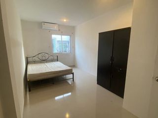 Casa adosada en venta y en alquiler de 3 habitaciones en Bang Lamung, Chonburi