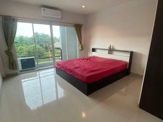 Casa adosada en venta y en alquiler de 3 habitaciones en Bang Lamung, Chonburi