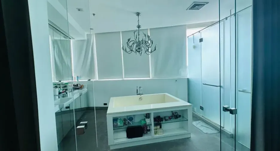 For sale そして for rent 3 ベッドルーム condo in Khlong Toei, Bangkok