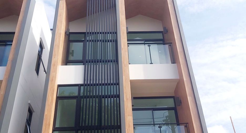 For sale 4 bedrooms house in Huai Khwang, Bangkok